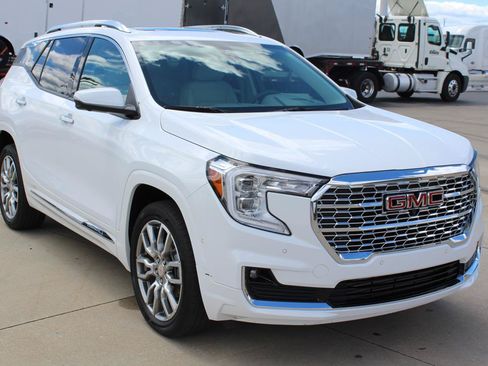 Used 2024 GMC Terrain Denali w/ Denali Premium Package AWD/4WD image 4