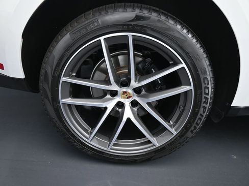 Used 2024 Porsche Macan image 10