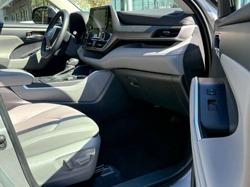 Used 2022 Toyota Highlander XLE image 10