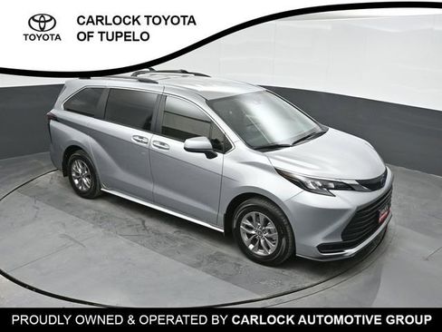 Used 2025 Toyota Sienna LE image 33