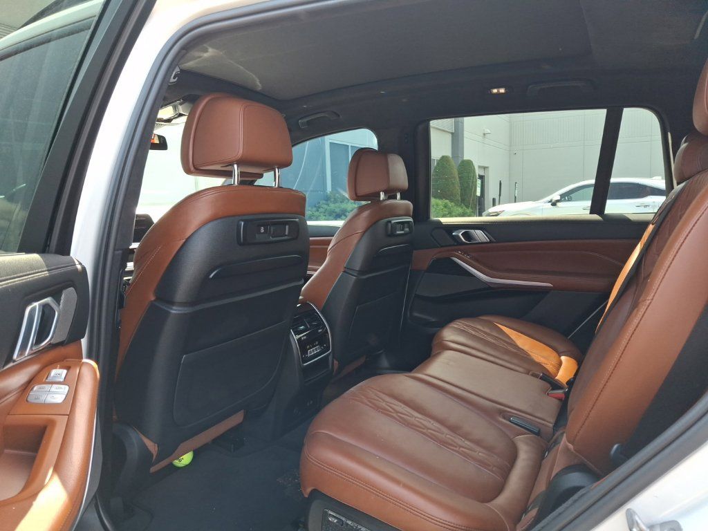 Used 2021 BMW X7 xDrive40i w/ M Sport Package AWD/4WD image 3