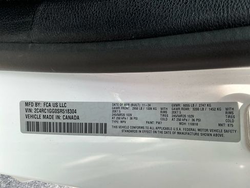 Used 2025 Chrysler Pacifica Limited FWD image 30