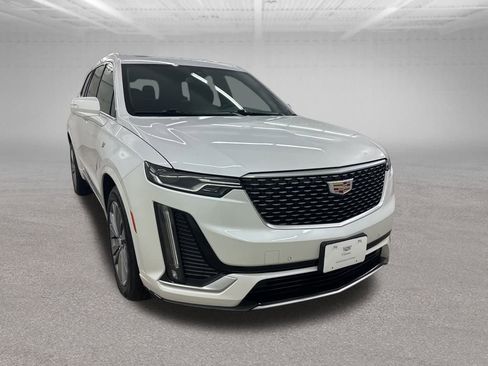 Used 2025 Cadillac XT6 Premium Luxury image 2