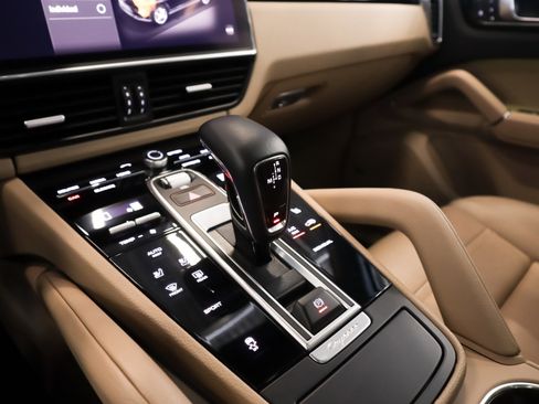 Certified 2023 Porsche Cayenne w/ Premium Package AWD/4WD image 15