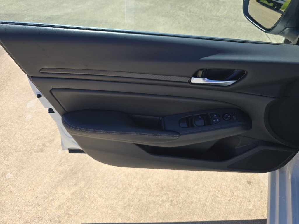 Used 2025 Nissan Altima 2.5 SV FWD image 13