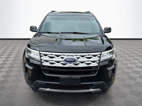 Used 2018 Ford Explorer XLT image 2