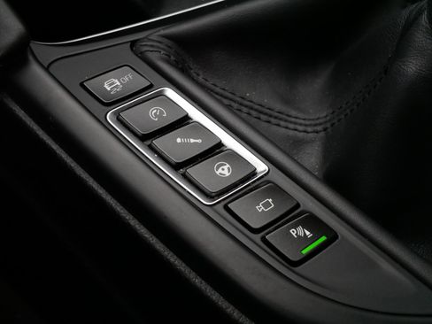 Used 2018 BMW M4 Convertible image 32