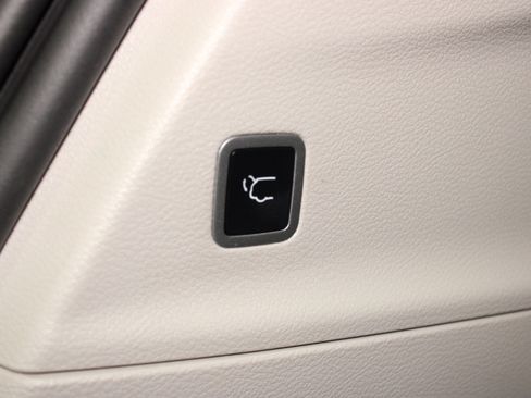 Used 2024 Chrysler Pacifica Touring-L FWD image 13