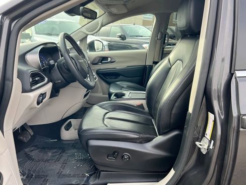 Used 2023 Chrysler Pacifica Touring-L image 10