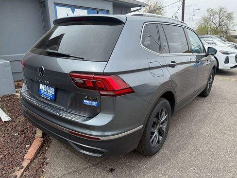 Used 2022 Volkswagen Tiguan SE w/ Panoramic Sunroof Package image 9