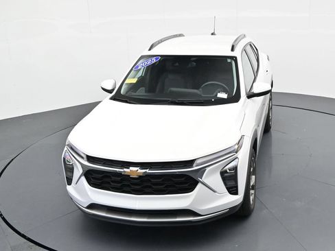Used 2025 Chevrolet Trax LT FWD image 18
