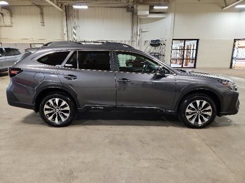 Used 2025 Subaru Outback Limited AWD/4WD image 2