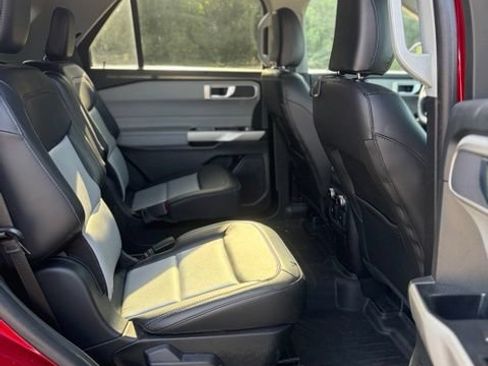 Used 2024 Ford Explorer XLT w/ Equipment Group 202A AWD/4WD image 17