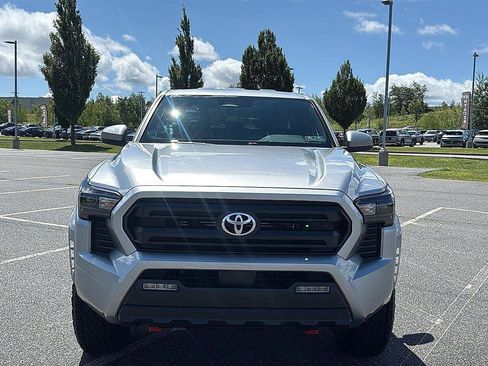 Used 2025 Toyota Tacoma SR5 AWD/4WD image 15