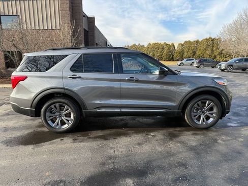 Used 2022 Ford Explorer XLT w/ Equipment Group 202A image 5