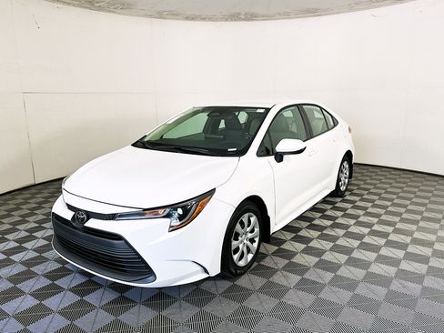 Used 2025 Toyota Corolla LE FWD image 7
