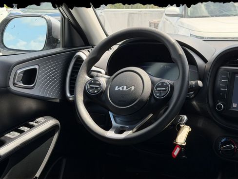 Used 2025 Kia Soul LX w/ LX Technology Package FWD image 29