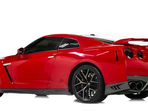 Used 2019 Nissan GT-R Premium w/ Premium Interior Package image 5