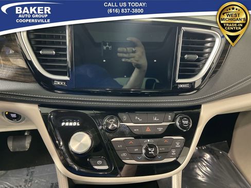 Used 2024 Chrysler Pacifica Limited image 12