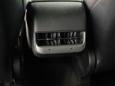 Used 2022 Tesla Model Y Long Range image 21