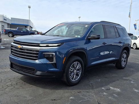 Used 2025 Chevrolet Traverse LT image 3