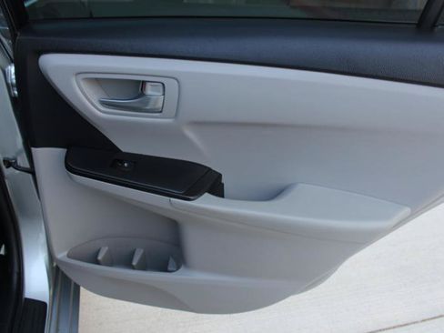Used 2017 Toyota Camry SE FWD image 18