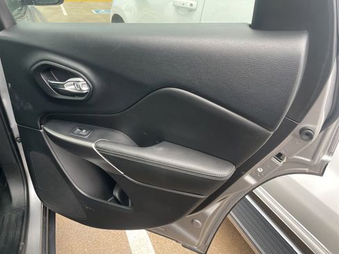 Used 2019 Jeep Cherokee Limited image 13