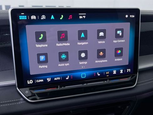 Used 2025 Volkswagen Tiguan SE image 18