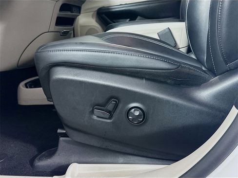 Used 2024 Chrysler Pacifica Touring-L image 23