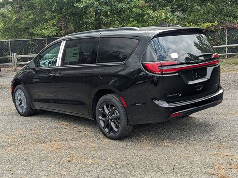 New 2026 Chrysler Pacifica Limited w/ S Appearance Package image 4