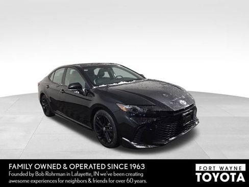 Used 2025 Toyota Camry SE image 4