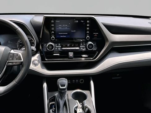 Used 2022 Toyota Highlander XLE FWD image 7