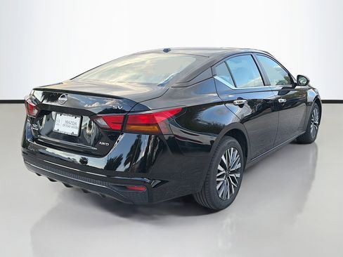 Used 2024 Nissan Altima 2.5 SV image 3