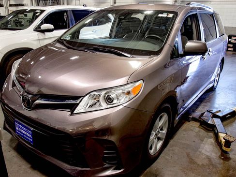 Used 2019 Toyota Sienna LE FWD image 1
