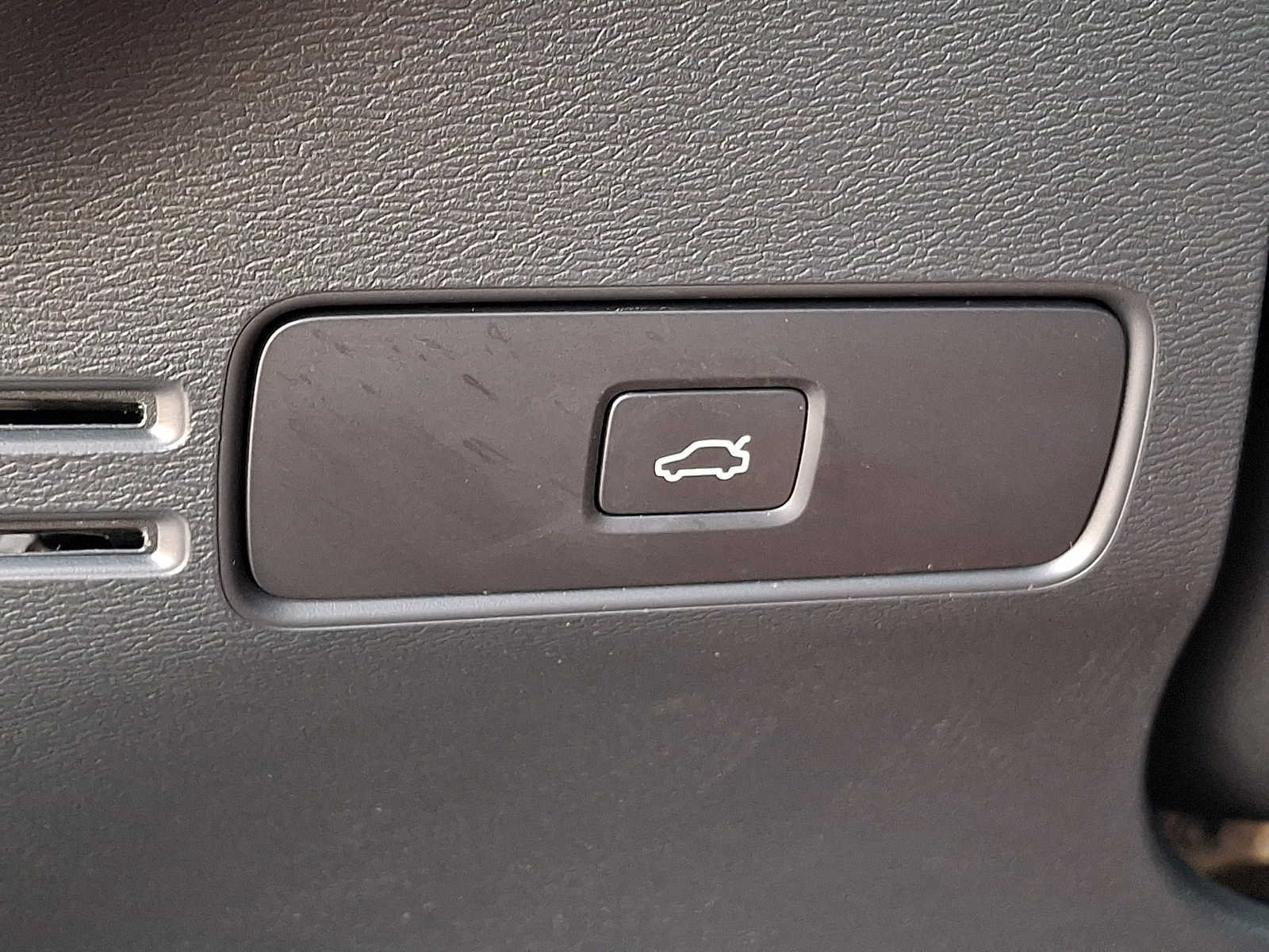 Used 2023 Volvo XC40 B5 Plus w/ Protection Package Premier AWD/4WD image 24
