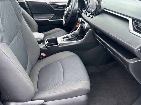 Used 2022 Toyota RAV4 LE image 9