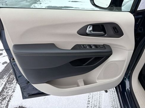 Used 2024 Chrysler Pacifica Touring-L image 10