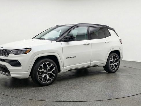 Used 2025 Jeep Compass Limited image 3