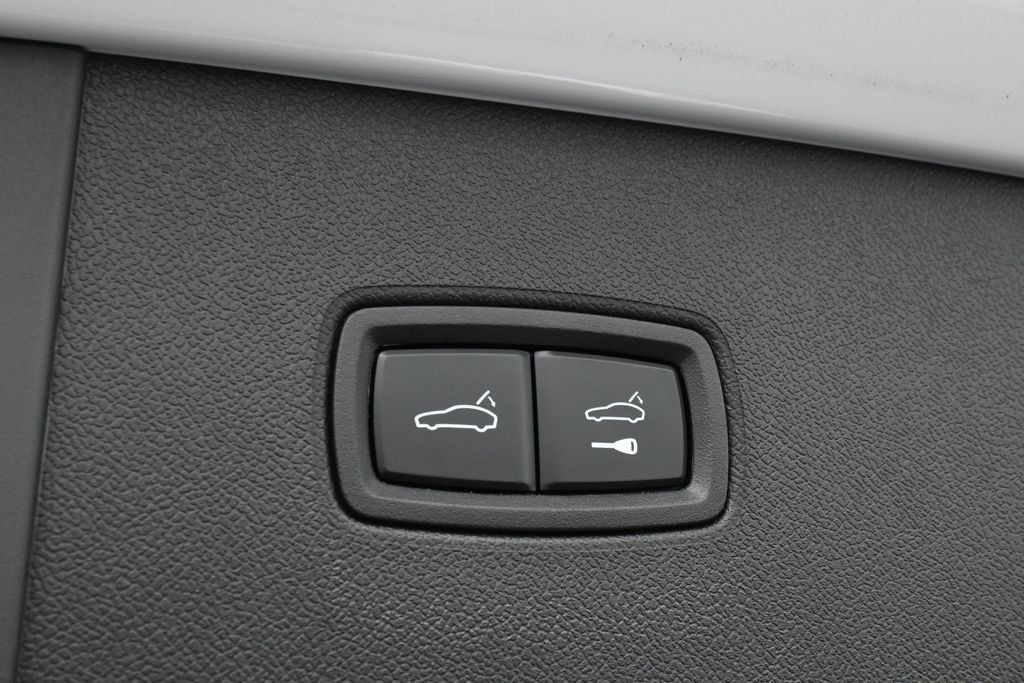 Used 2025 Porsche Cayenne AWD/4WD image 46
