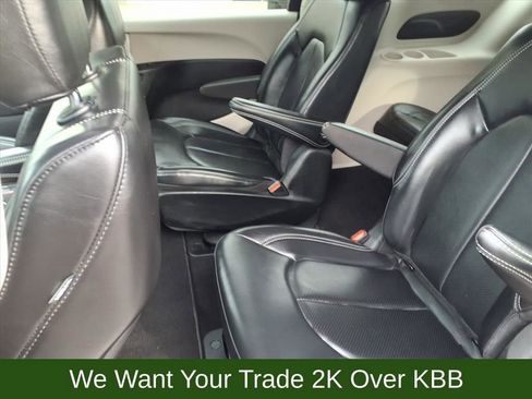 Used 2023 Chrysler Pacifica Touring-L image 7