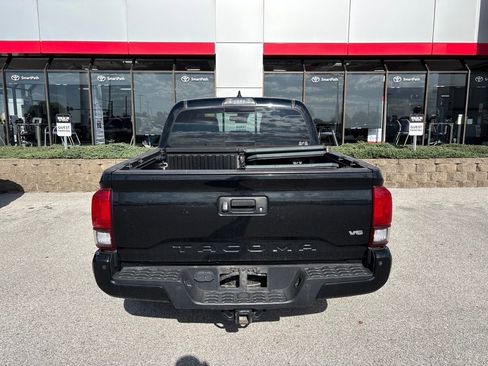 Used 2018 Toyota Tacoma TRD Sport AWD/4WD image 5