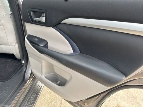 Used 2015 Toyota Highlander XLE FWD image 21