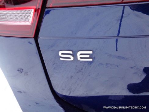 Used 2024 Volkswagen Tiguan SE image 6