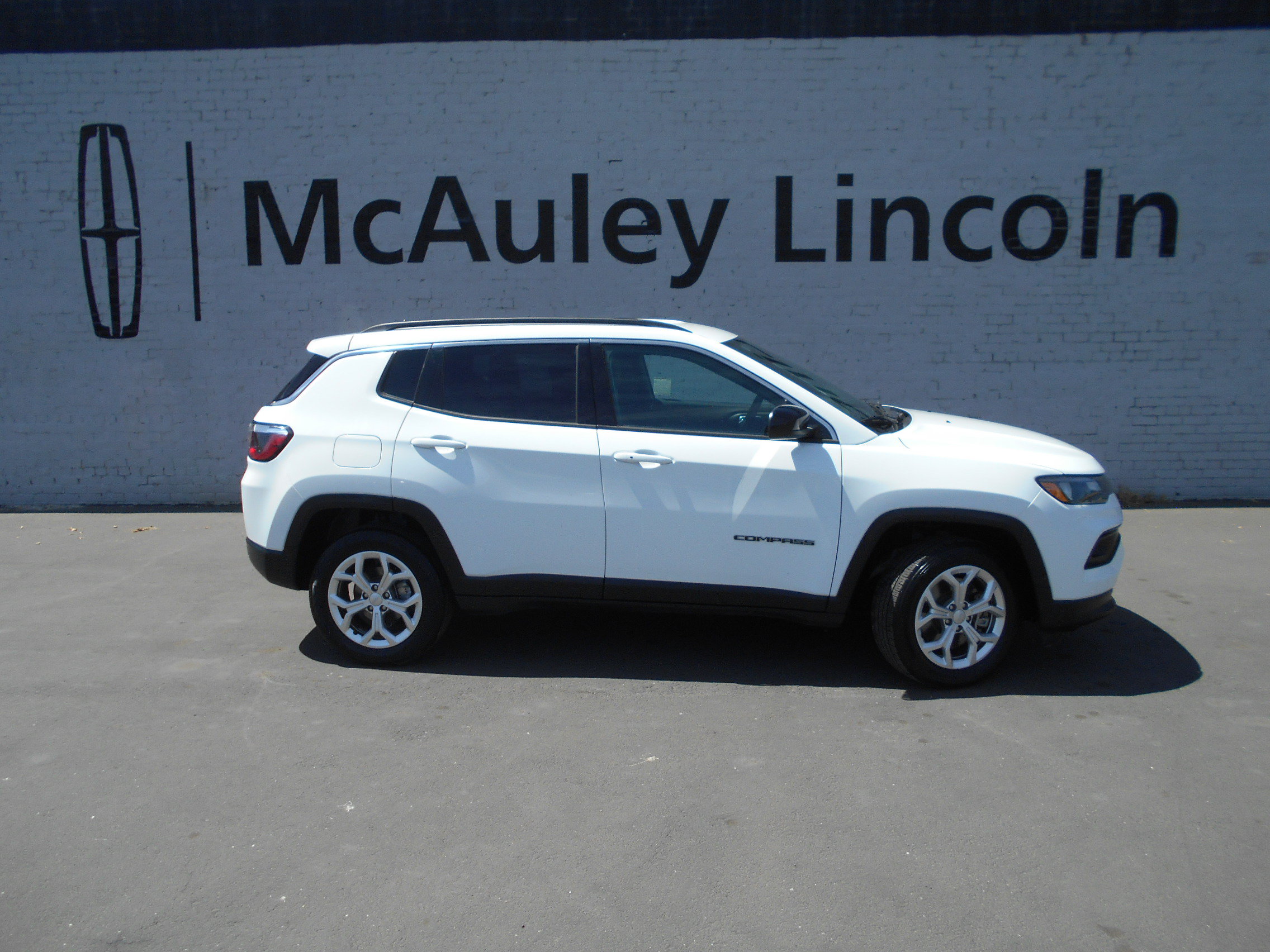 Used 2024 Jeep Compass Latitude AWD/4WD image 1