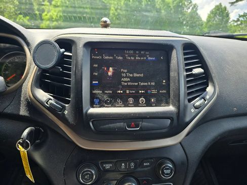 Used 2015 Jeep Cherokee Latitude w/ Trailer Tow Group AWD/4WD image 17