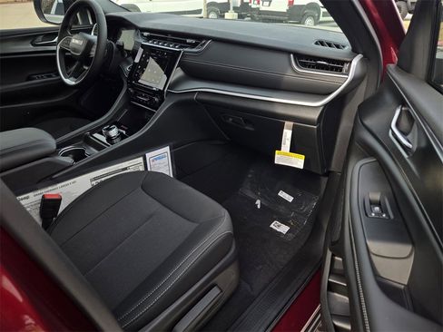 New 2025 Jeep Grand Cherokee Laredo X image 8