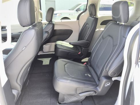 Used 2022 Chrysler Pacifica Touring-L AWD/4WD image 19