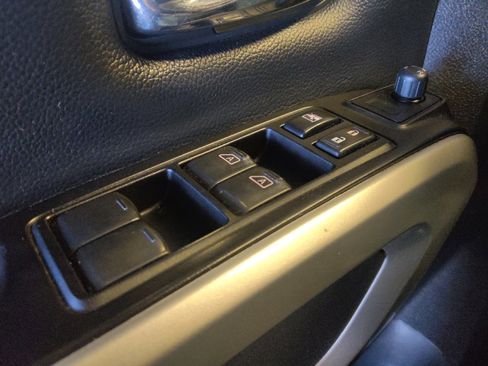 Used 2019 Nissan Titan SV w/ SV Convenience Package image 27