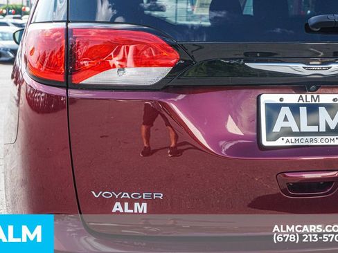 Used 2022 Chrysler Voyager LX FWD image 12