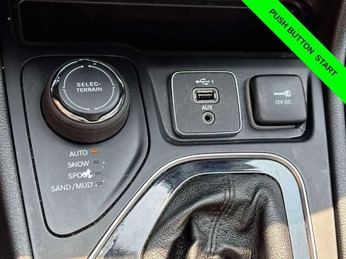 Used 2022 Jeep Cherokee Limited AWD/4WD image 23